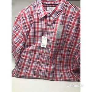Men’s casual short-sleeved button down in red!